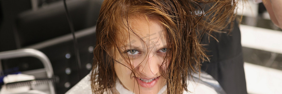 理发师使用吹风机处理头发，美容手术后干湿头发