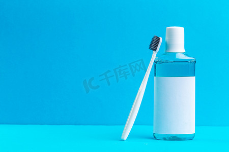 旗口水母摄影照片_用于健康护理口腔的漱口水和牙刷。