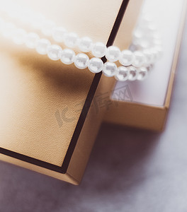 金色礼品盒中的珍珠首饰