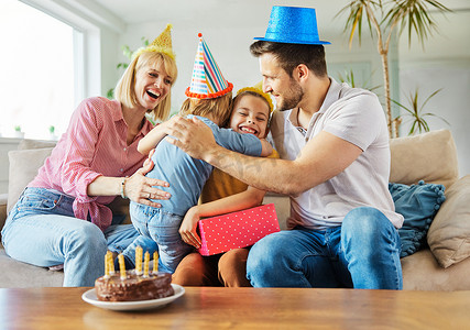 孩子家庭生日庆祝派对蛋糕父亲快乐母亲女儿儿子父母男孩女孩一起开心蜡烛节日帽子礼物