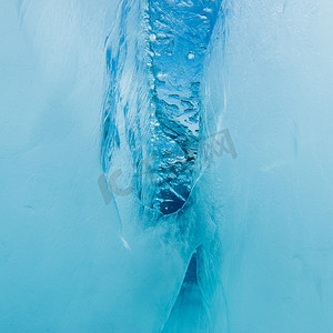 深渊裂缝摄影照片_厚厚的浮冰层中的水下裂缝