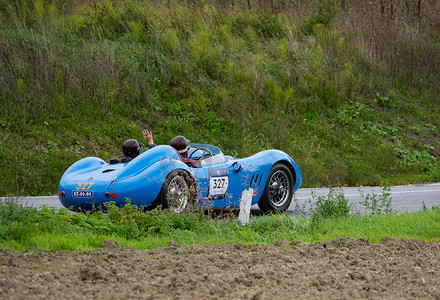 玛莎拉蒂 200 S1955 在一辆旧赛车上参加 2020 年意大利著名历史赛事 Mille Miglia 拉力赛（1927-1957 年）