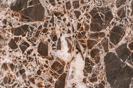 奢华的深棕色大理石，带有浅色条纹。