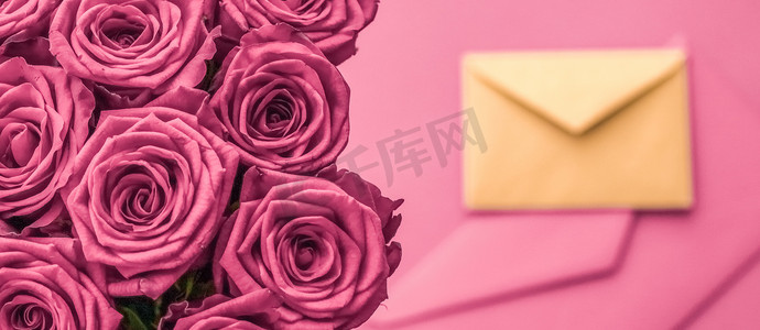 节日情书和鲜花递送、豪华玫瑰花束和腮红粉红色背景的卡片，适合浪漫的节日设计