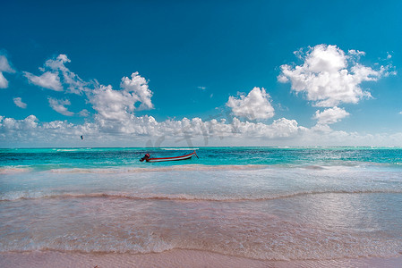 阳光明媚的日子里，加勒比海的小船。