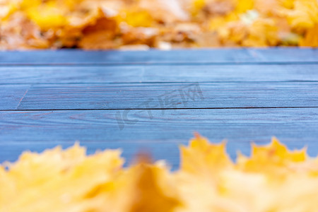 空木桌自然散景背景与秋黄枫叶寄宿生模板模型用于展示产品复制空间