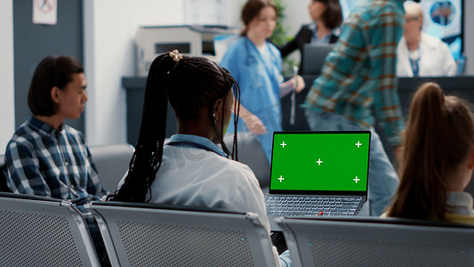 非洲裔美国医生在笔记本电脑上使用绿屏