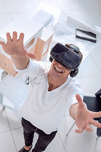 创意工作室中戴着虚拟现实头盔的建筑师
