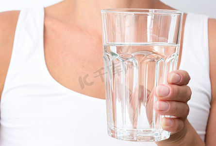 裁剪后的女人展示一杯纯净水