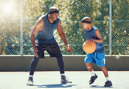 爸爸和孩子运动摄影照片_运动、家庭和学习篮球，爸爸和儿子在外面的球场上训练，享受休闲健身和乐趣。