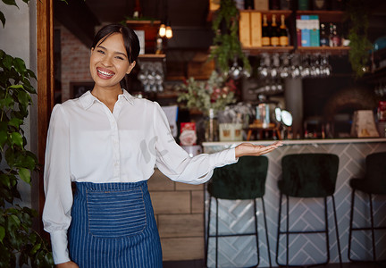 欢迎，餐厅服务员和企业主在咖啡店微笑着提供服务。