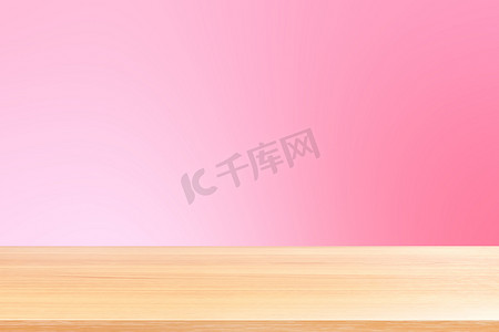 渐变粉红色软背景上的空木桌地板、木桌板空前彩色渐变、粉红色渐变上的木板空白用于展示产品或横幅广告