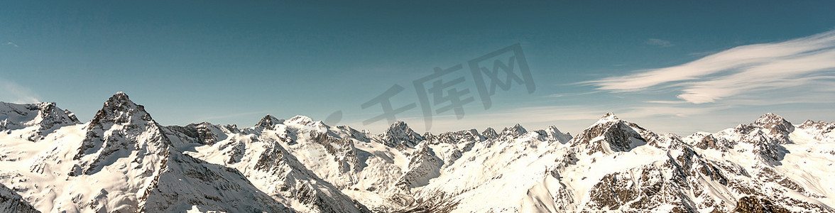 俄罗斯高加索地区冬季雪山全景，蓝天