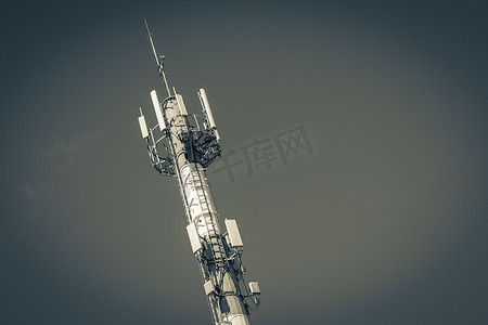塔台摄影照片_墨西哥普拉亚德尔卡门的红白色 5G 塔辐射。
