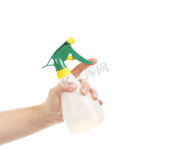 手拿着白色塑料喷雾瓶。
