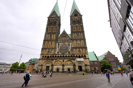 德国不来梅 — 2022年7月7日：献给圣彼得的不来梅大教堂是一座位于德国不来梅市中心集市广场的教堂