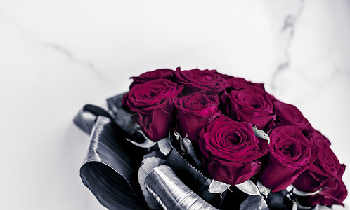 大理石背景上的豪华栗色玫瑰花束，美丽的花朵作为情人节的节日爱情礼物
