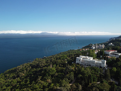 里瓦迪亚宫鸟瞰图 - 位于克里米亚雅尔塔地区里瓦迪亚村黑海沿岸。