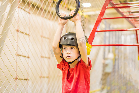 6 岁男孩戴着头盔和攀岩的画像。