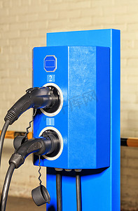 地下停车场的现代亮蓝色汽车充电站。