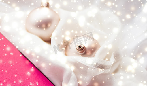 圣诞魔法节日背景、节日小玩意、粉色复古礼盒和金色闪光作为奢侈品牌设计的冬季礼物