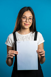 漂亮的亚洲女孩拿着白色 a4 纸海报。