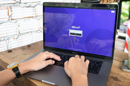 app首页页面摄影照片_泰国清迈 — 2021 年 6 月 6 日：使用笔记本电脑显示 Kahoot 徽标的人，Kahoot 是一个基于游戏的学习平台。