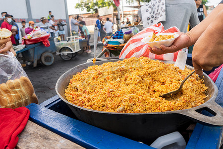 肠粉素材摄影照片_在马那瓜街头卖巴伦西亚大米的面目全非的人