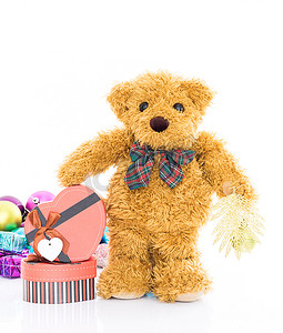 泰迪熊与红色心形礼品盒
