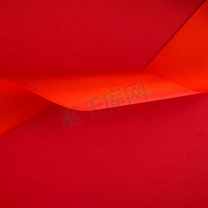 红色邀请卡摄影照片_红色背景上的抽象卷曲丝带、假日销售产品促销的独家奢侈品牌设计和魅力艺术邀请卡背景