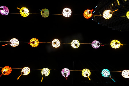 日本日式灯笼摄影照片_色彩缤纷的夏季节日灯笼