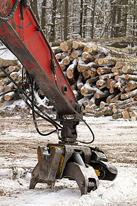 用新收割和堆放的原木关闭 Knuckleboom 原木装载机上的原木抓斗