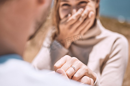 一个男人在约会和共度时光时要求他的未婚夫嫁给他的订婚、求婚和浪漫。