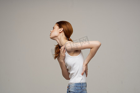 骨质疏松海报摄影照片_妇女背痛健康问题骨质疏松孤立背景
