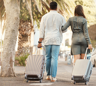 情侣、散步和带着行李旅行在国外的城市街道度蜜月。