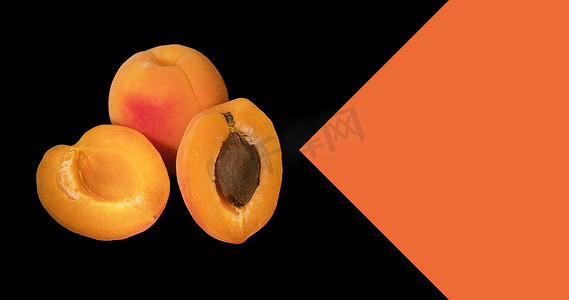 黑色背景和文字空间上的成熟杏子果实整体和碎片