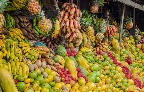 许多新鲜水果的货架、新鲜水果摊、水果和健康食品的概念、各种水果的销售