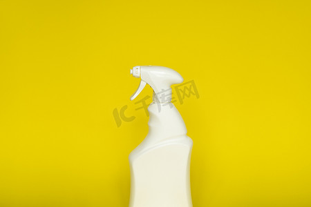 用于在黄色背景下隔离的液体清洁产品的白色塑料喷雾瓶。