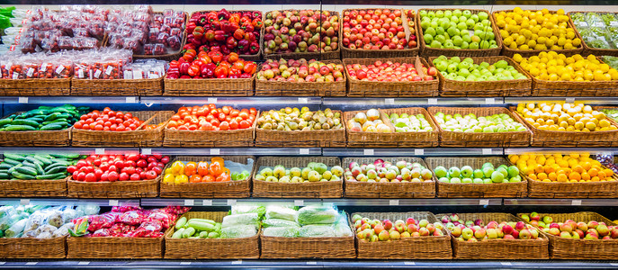 超市货架上的新鲜水果和蔬菜