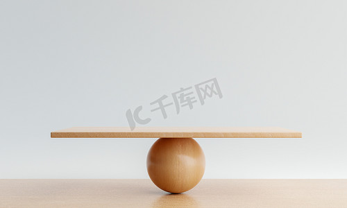 木桌背景上的空天平秤。