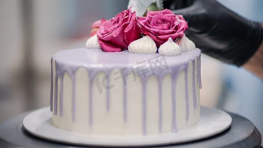 龙书法摄影照片_设计师用标志装饰磨砂丁香浪漫生日快乐蛋糕顶部