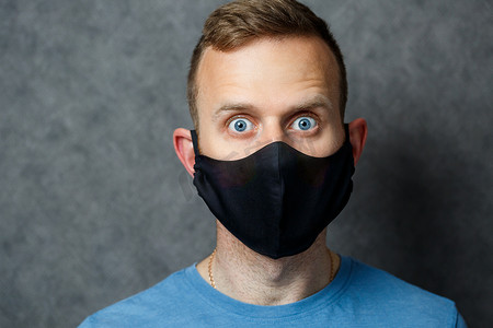 戴着黑色防护医用面具的年轻人可以抵御病毒。
