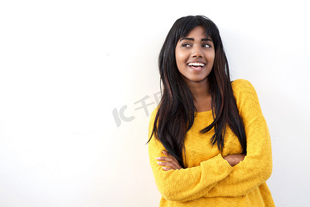 迷人的年轻印度女性微笑着看着复制空间孤立的白色背景