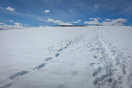 挪威尤通黑门 (Jotunheimen) 的雪山，有登山者的脚印