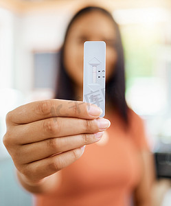 新冠抗原试剂盒主图摄影照片_女性手、covid 和阴性快速抗原检测结果，用于医疗保健、医疗风险和安全。
