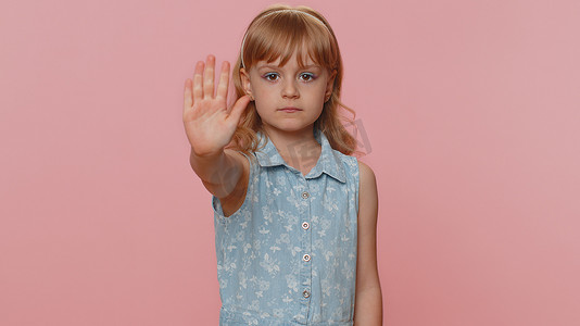 拒绝黄赌毒摄影照片_愤怒的女孩说不要手掌交叉，警告结束，停止手势，拒绝谈话