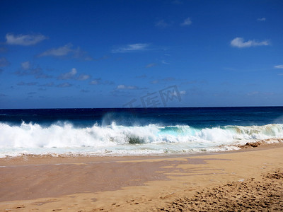 海浪冲击着马卡普海滩