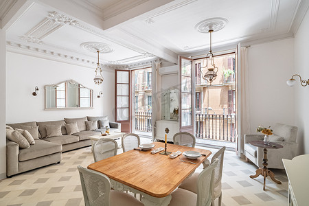 带餐桌的经典客房，可供两人享用，瓷砖地板，浅色墙壁，阳台和复古元素的装饰