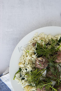 瑞典肉丸配莳萝，上面是芹菜和菠菜饭。