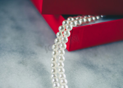精美的钻石摄影照片_红色礼盒中的精美珍珠、奢华礼物 — 珠宝和她风格概念的奢华礼物